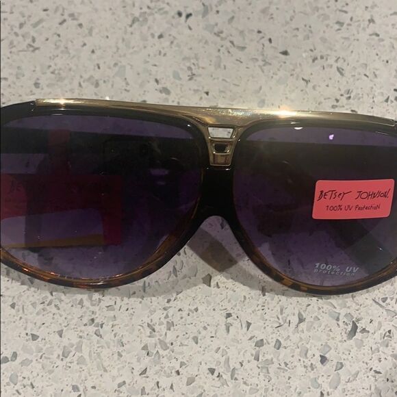 Betsey Johnson sunglases main image 5